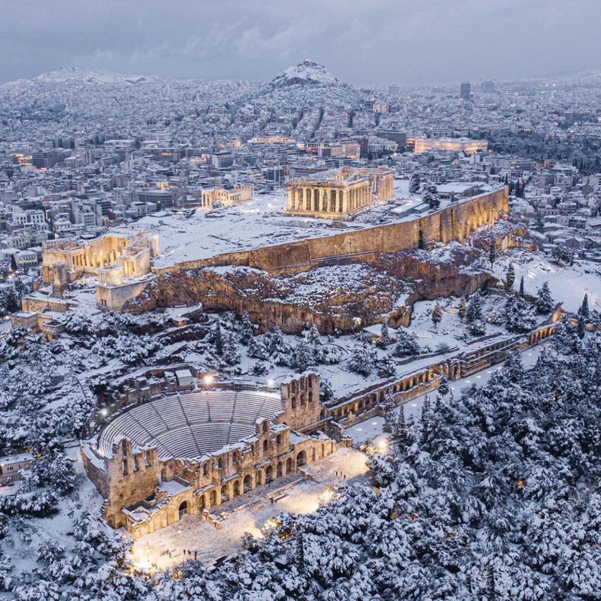 Thành cổ Acropolis và Đền Parthenon chìm trong tuyết trắng, trái với hình ảnh thường thấy tại một quốc gia nổi tiếng có tới 300 ngày nắng ấm.